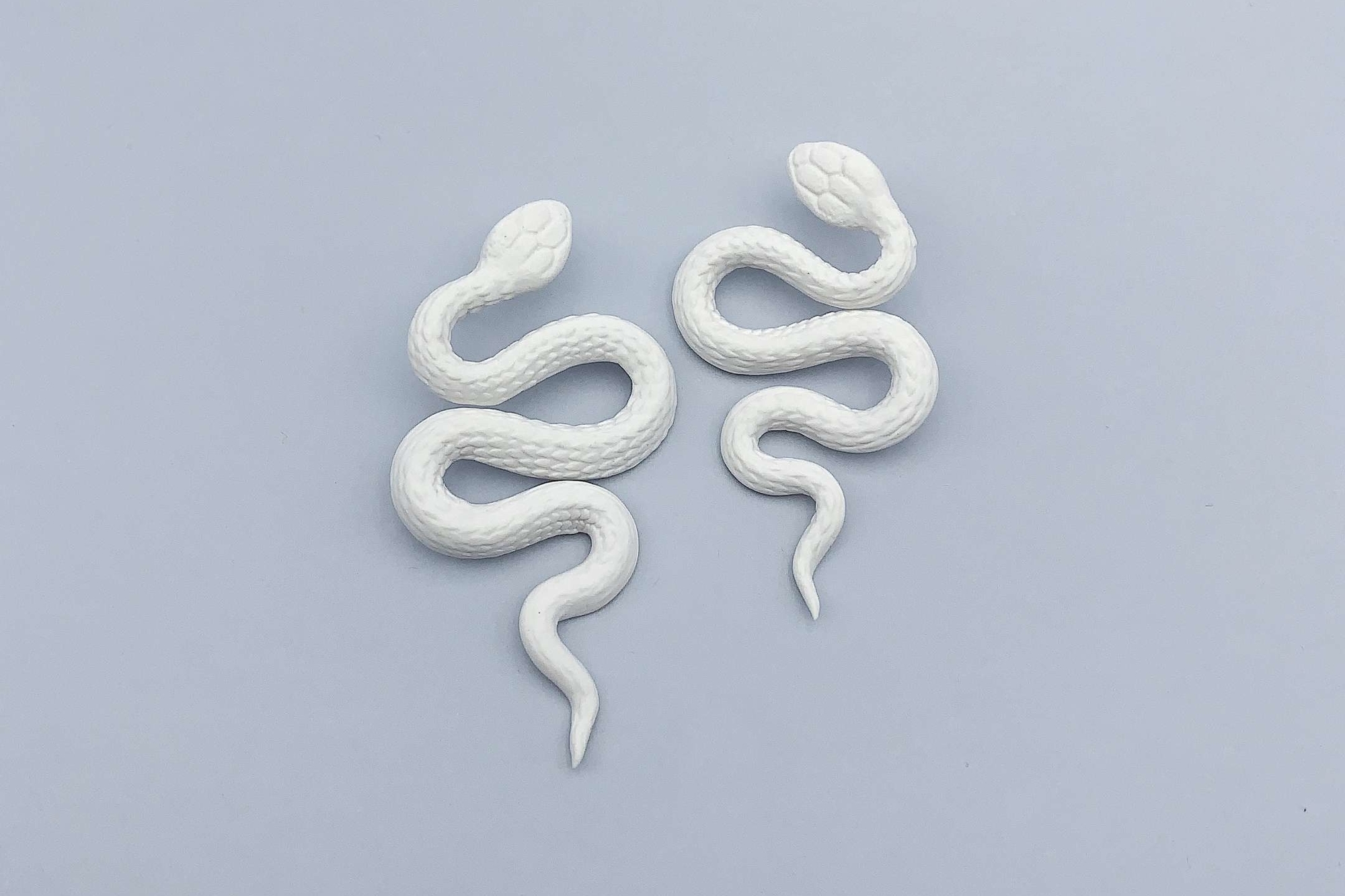 серьги большие белые змеи