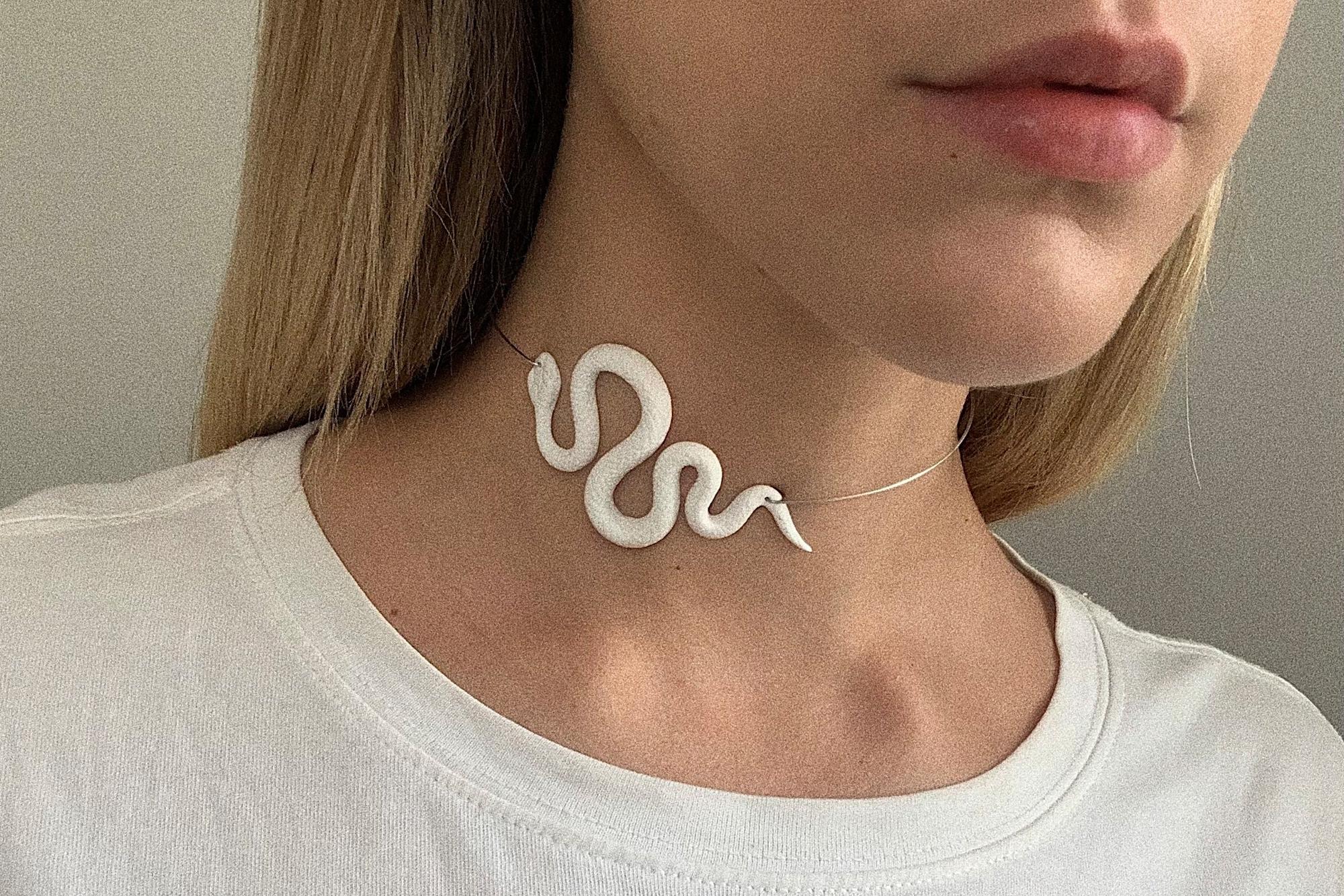 коллар со змеей белый