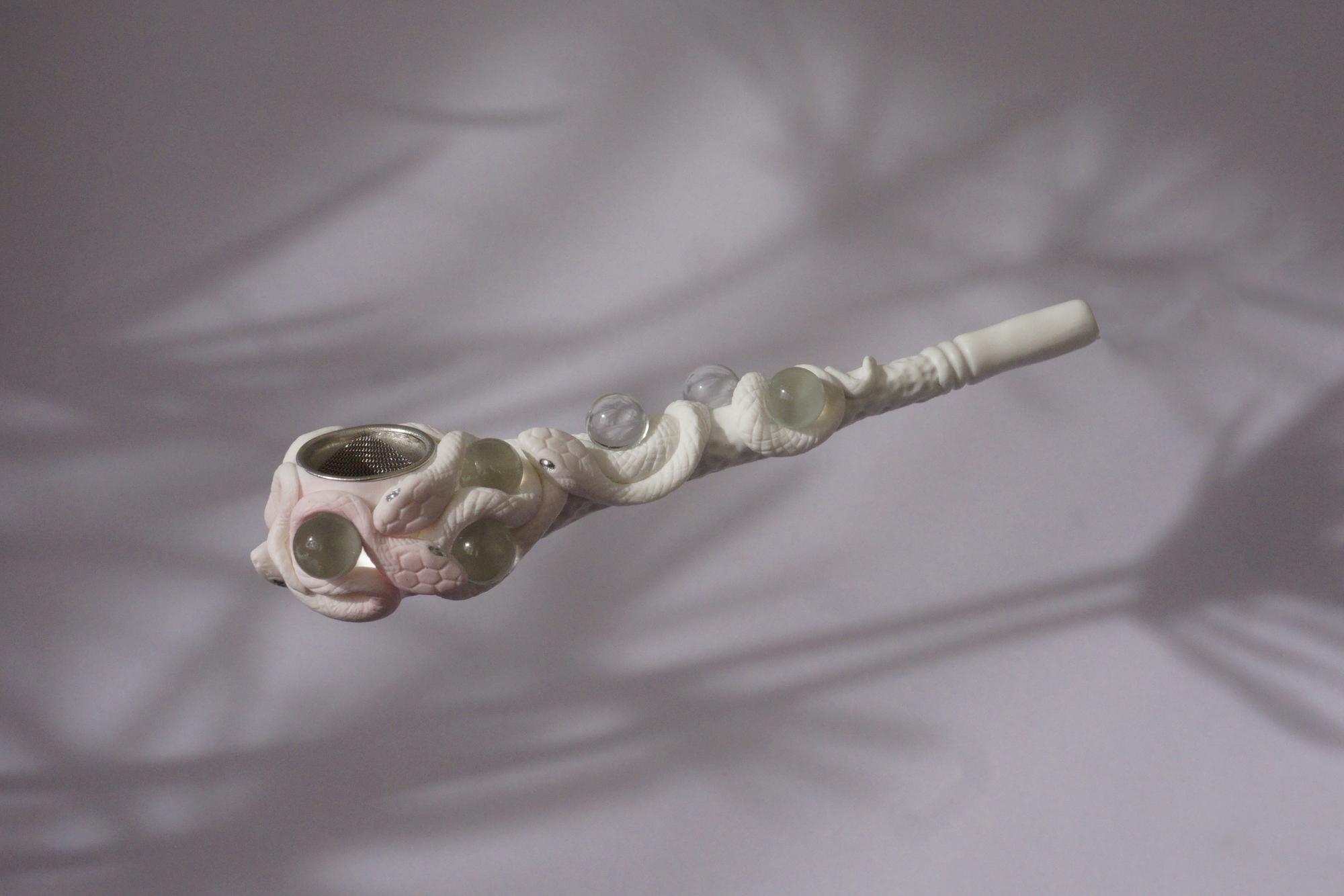 трубка со змеями белая