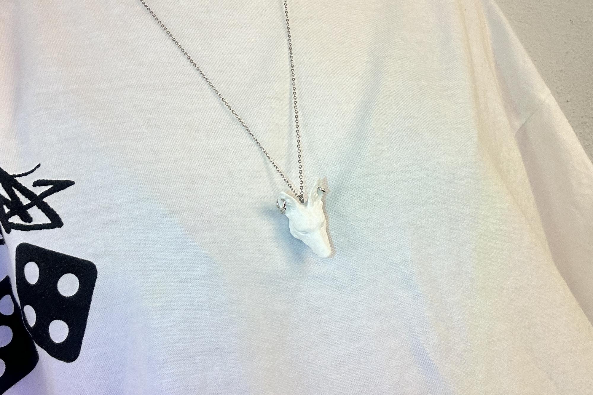 кулон с белой лисой