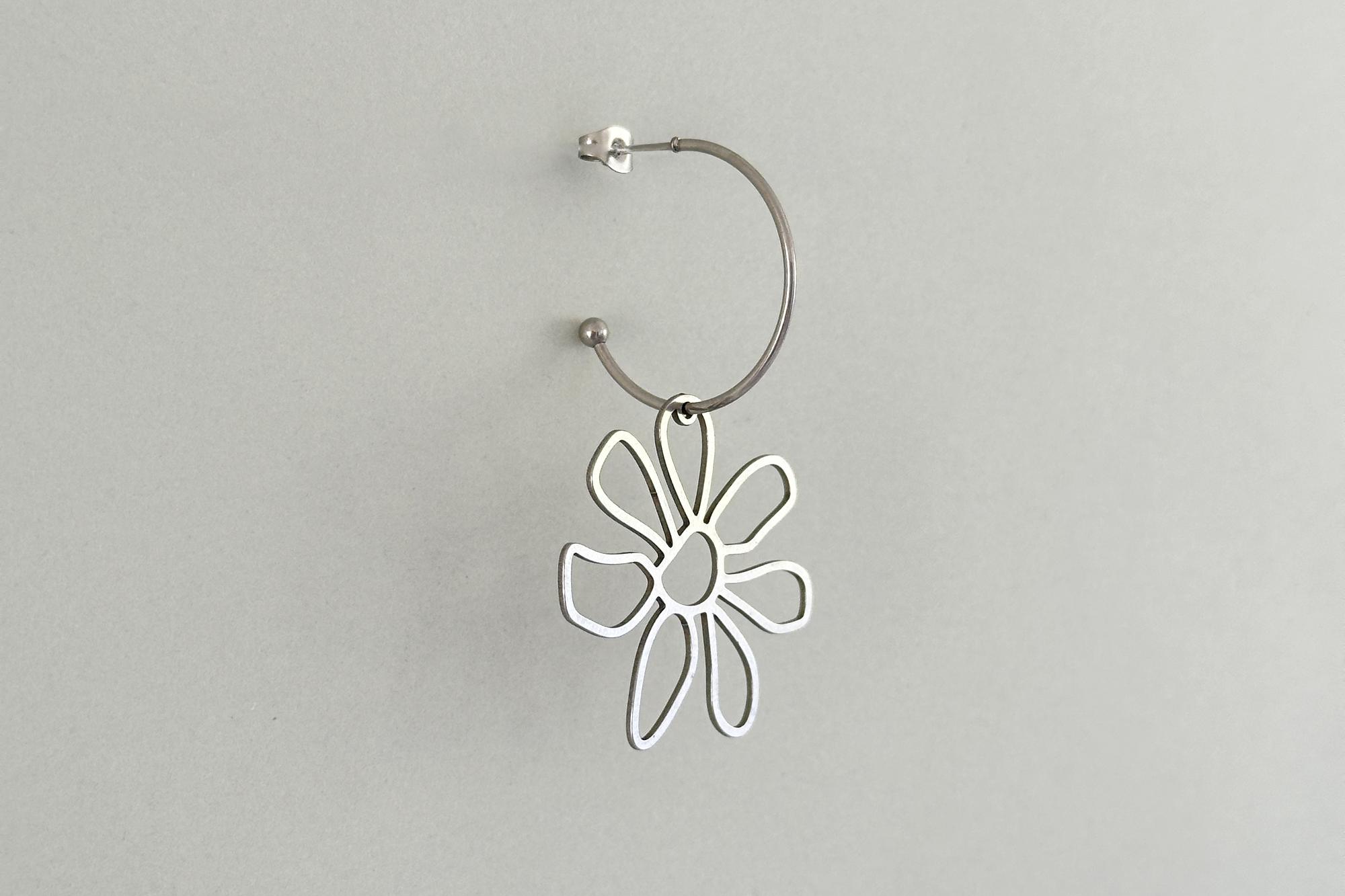моносерьга стальная ромашка