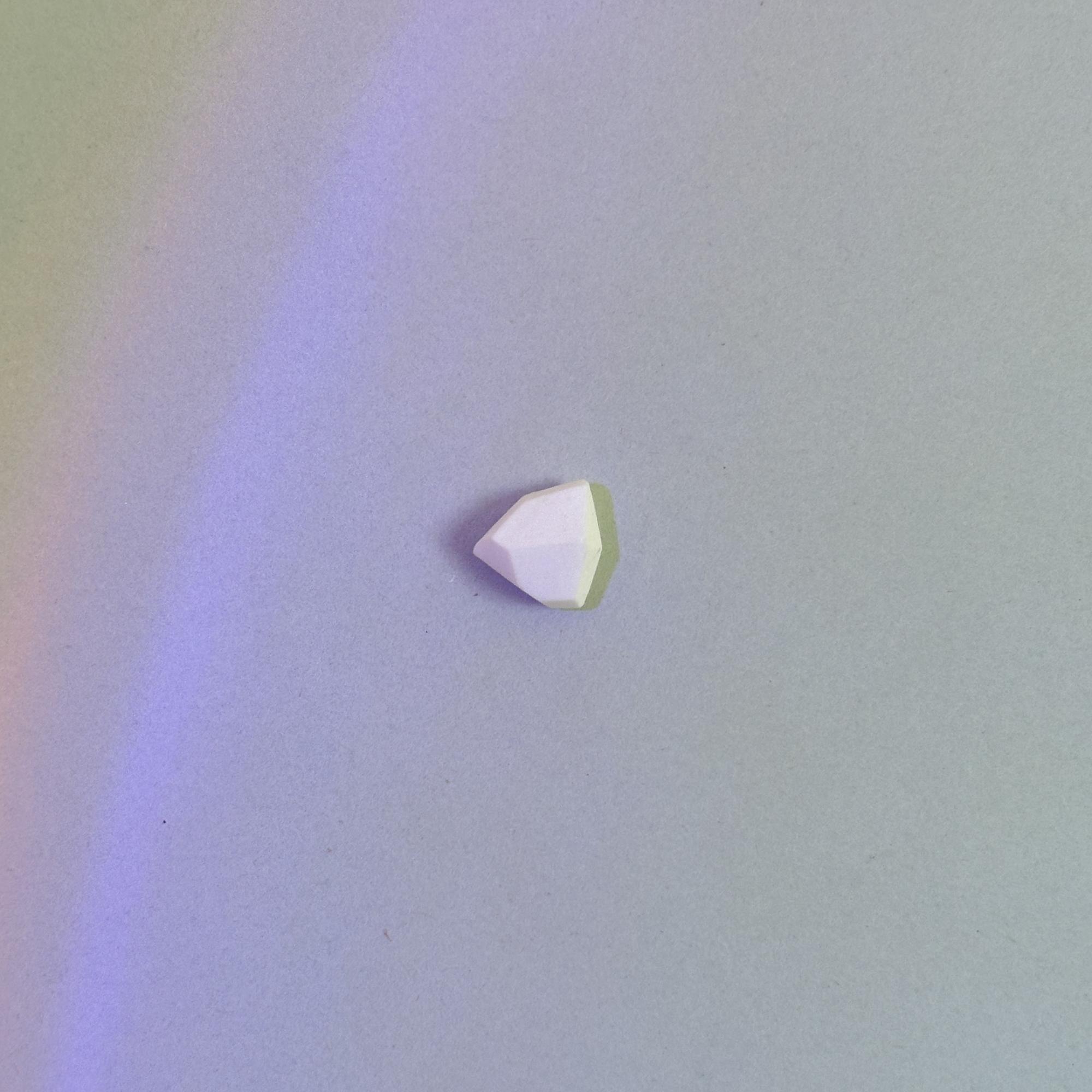 моносерьга белая грань малая