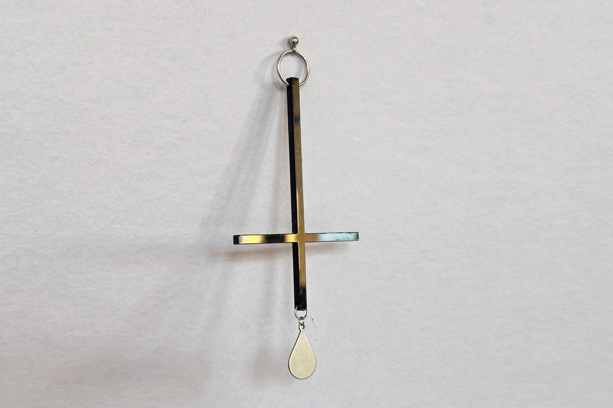 моносерьга перевернутый крест