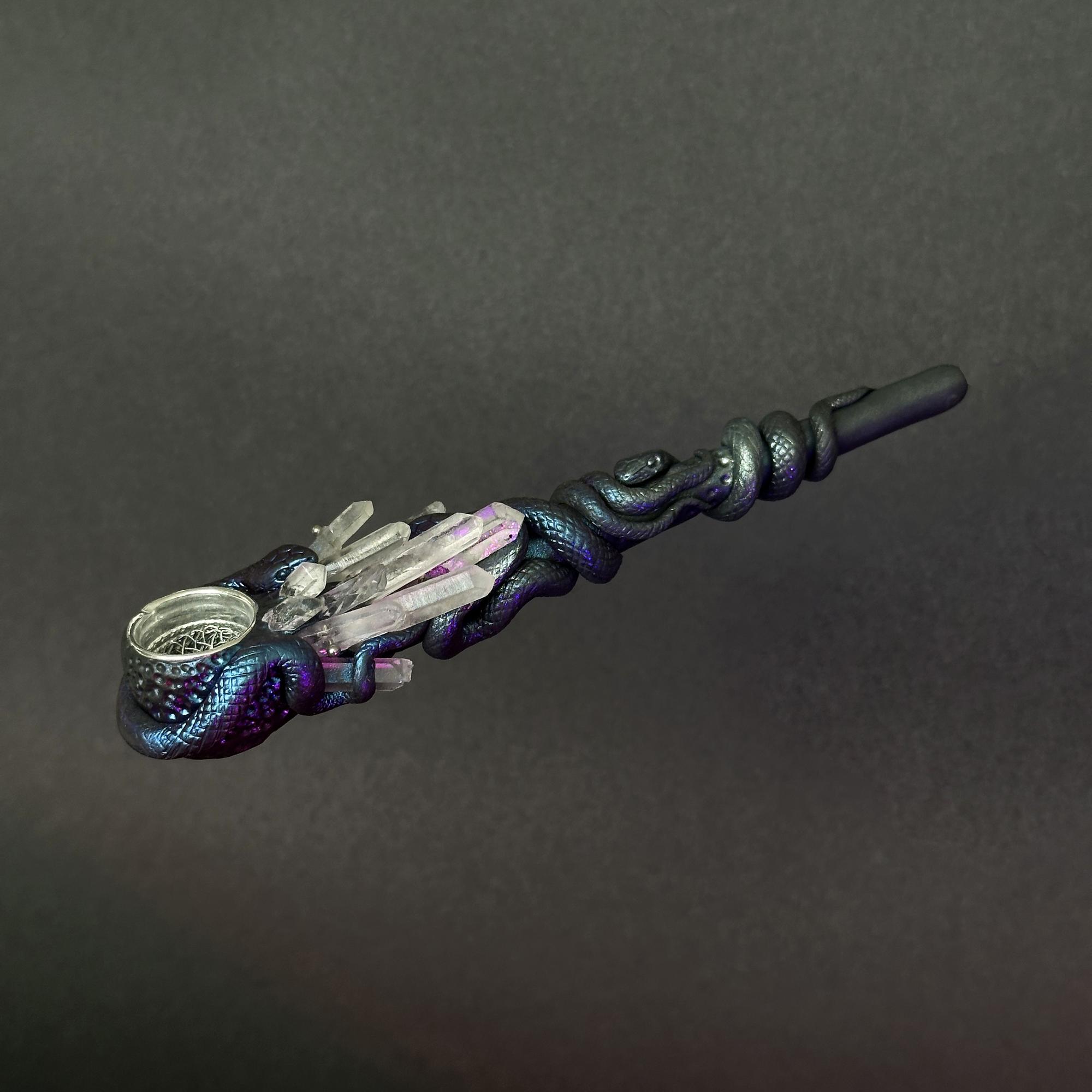 трубка со змеями и горным хрусталем