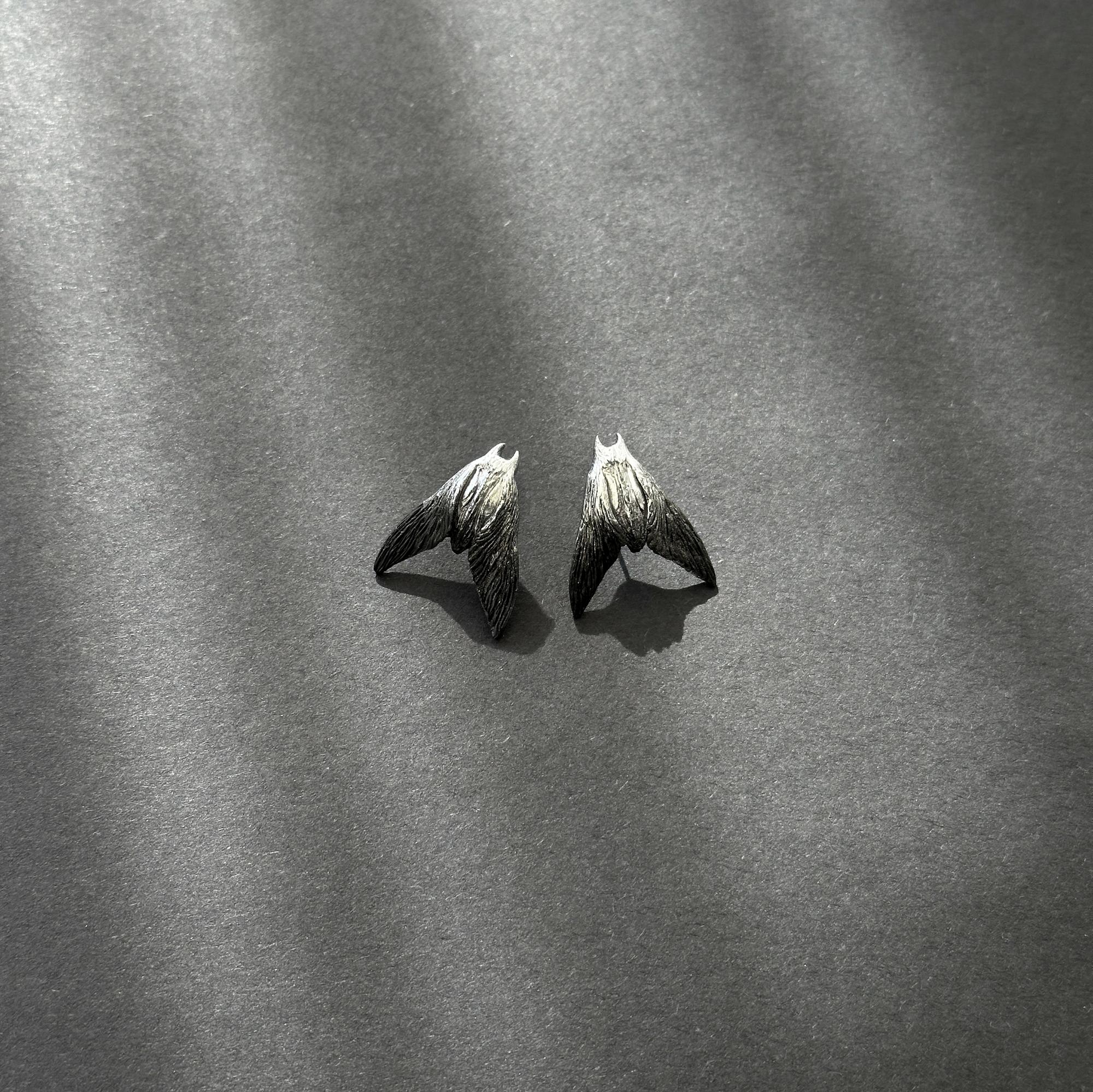 серьги малые чёрные мотыльки серебристые