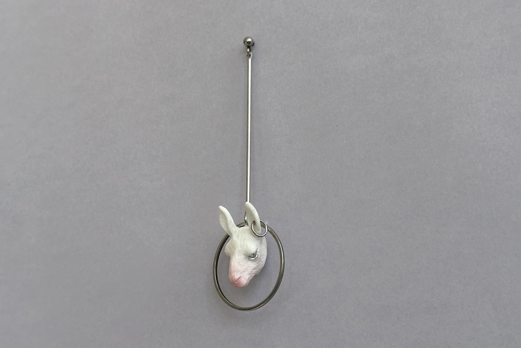 моносерьга белая лама