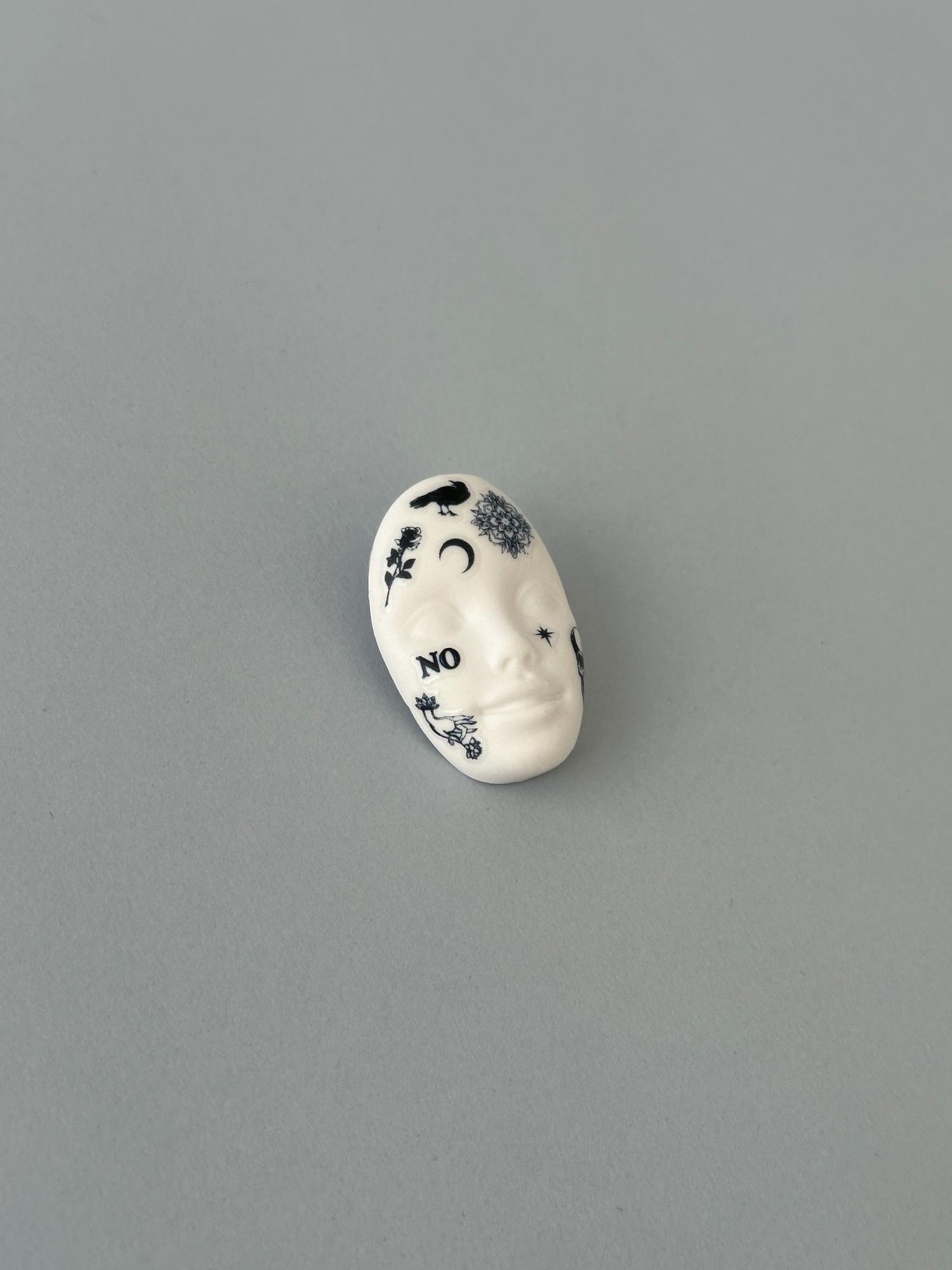 моносерьга лицо с татуировками