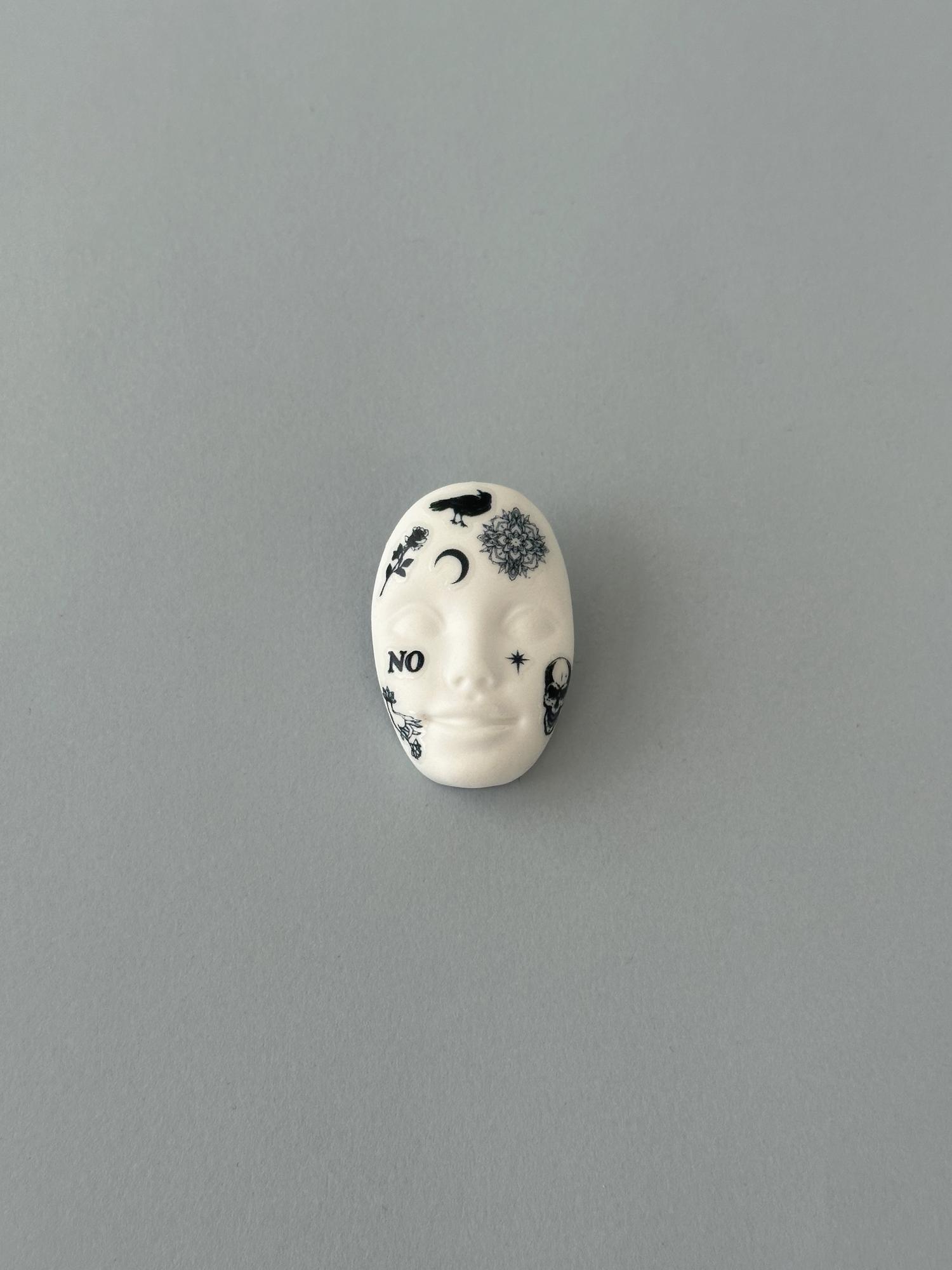 моносерьга лицо с татуировками