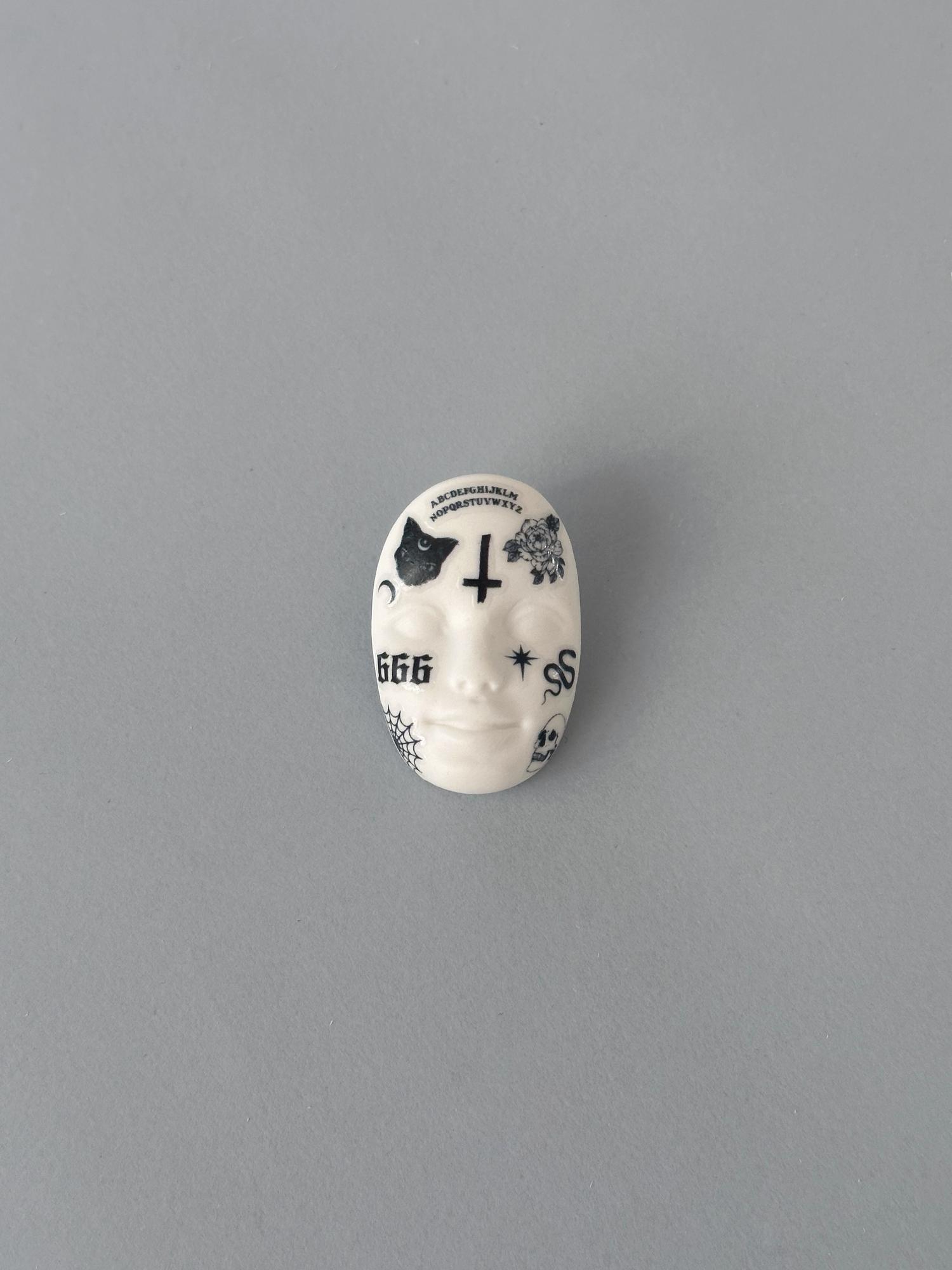 моносерьга лицо с татуировками №3