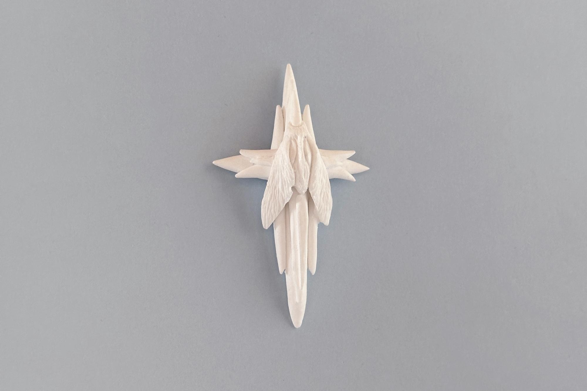 моносерьга белый крест с мотыльком