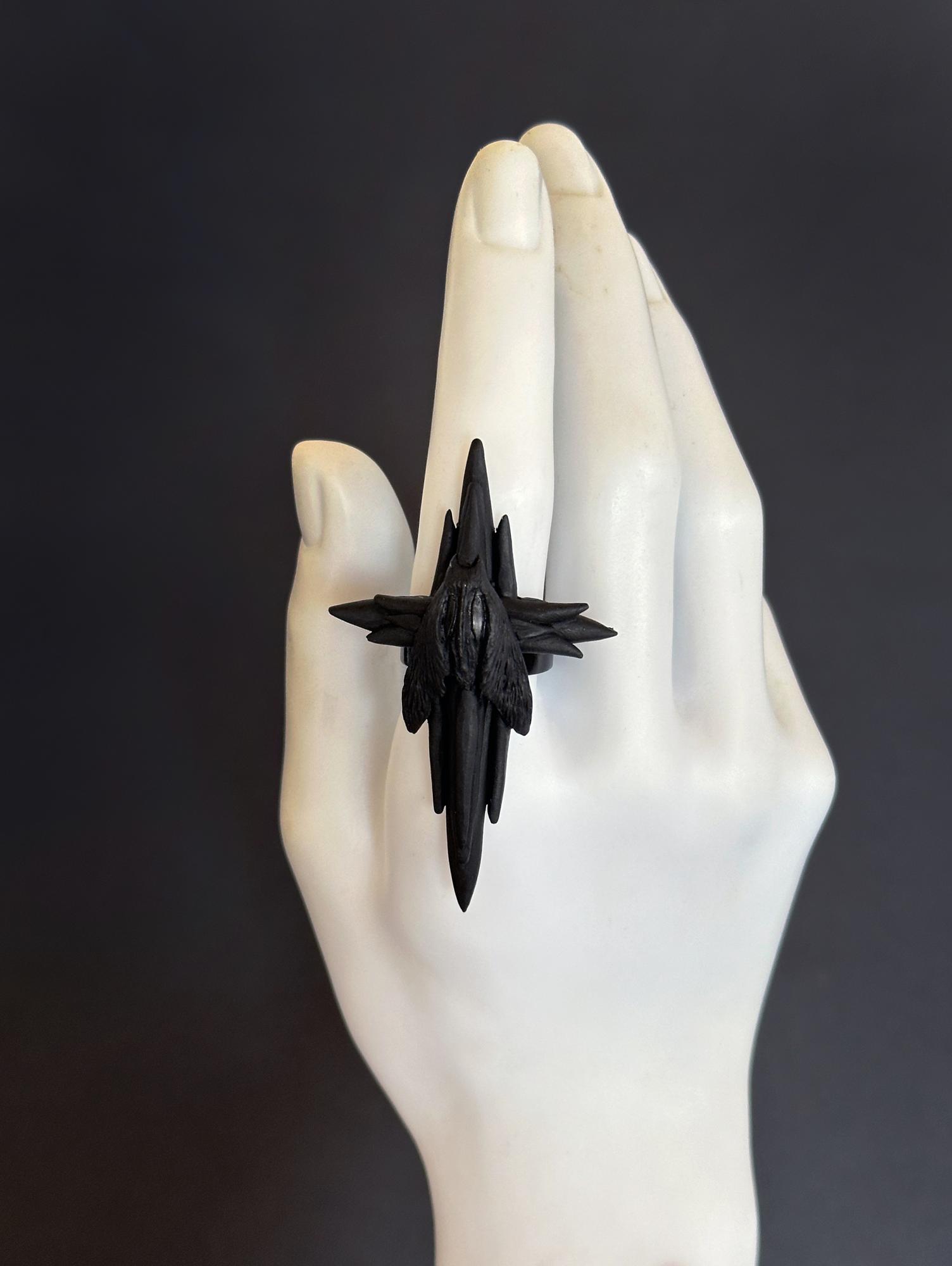 кольцо черный крест с мотыльком