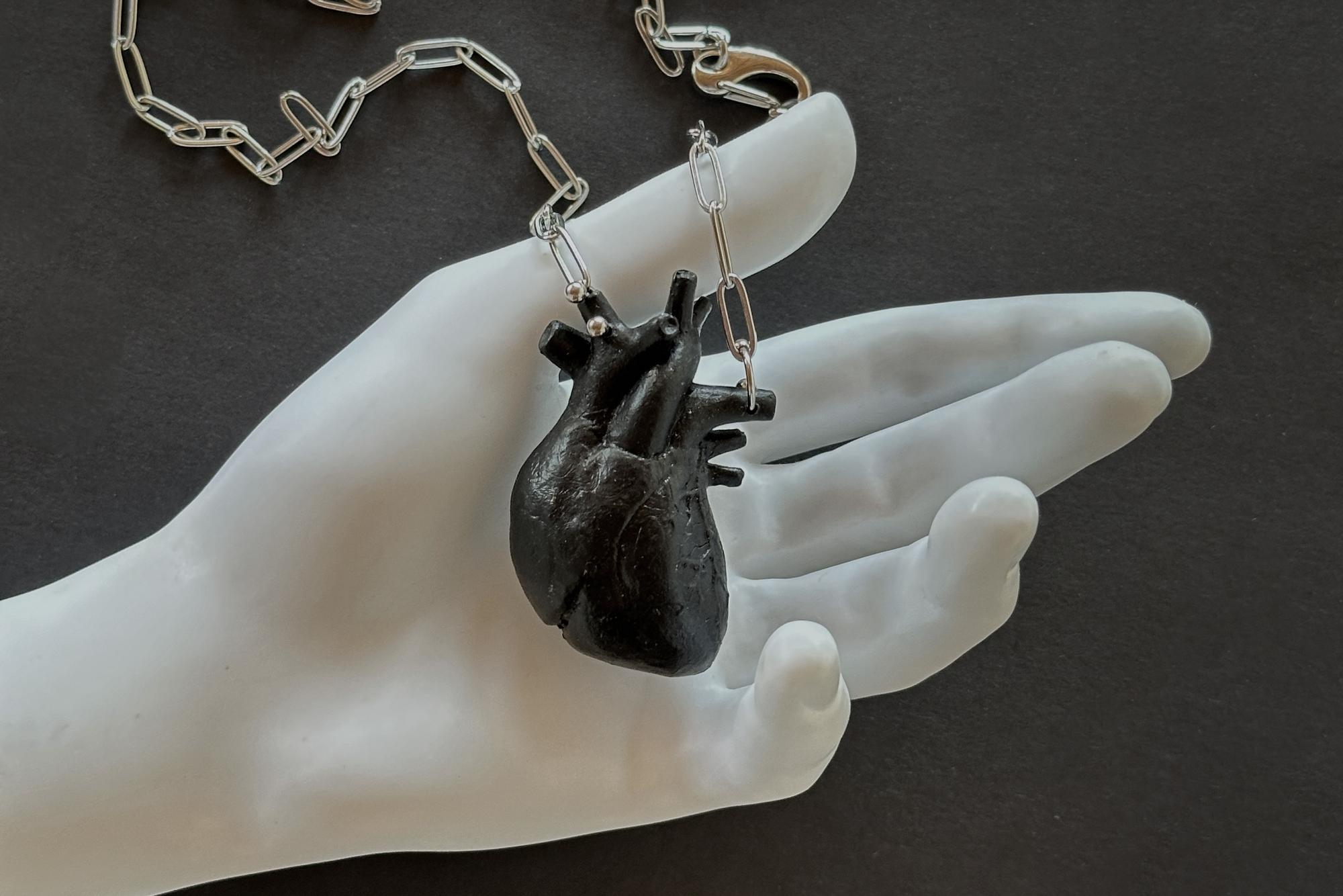 кулон большое темное сердце