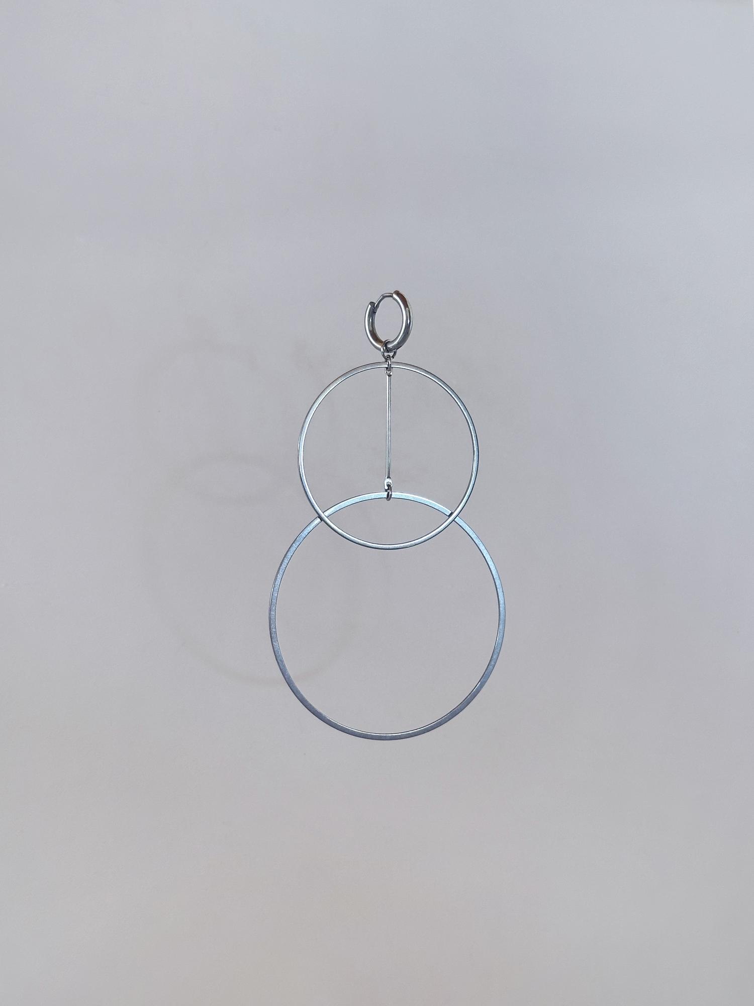 моносерьга большие стальные кольца