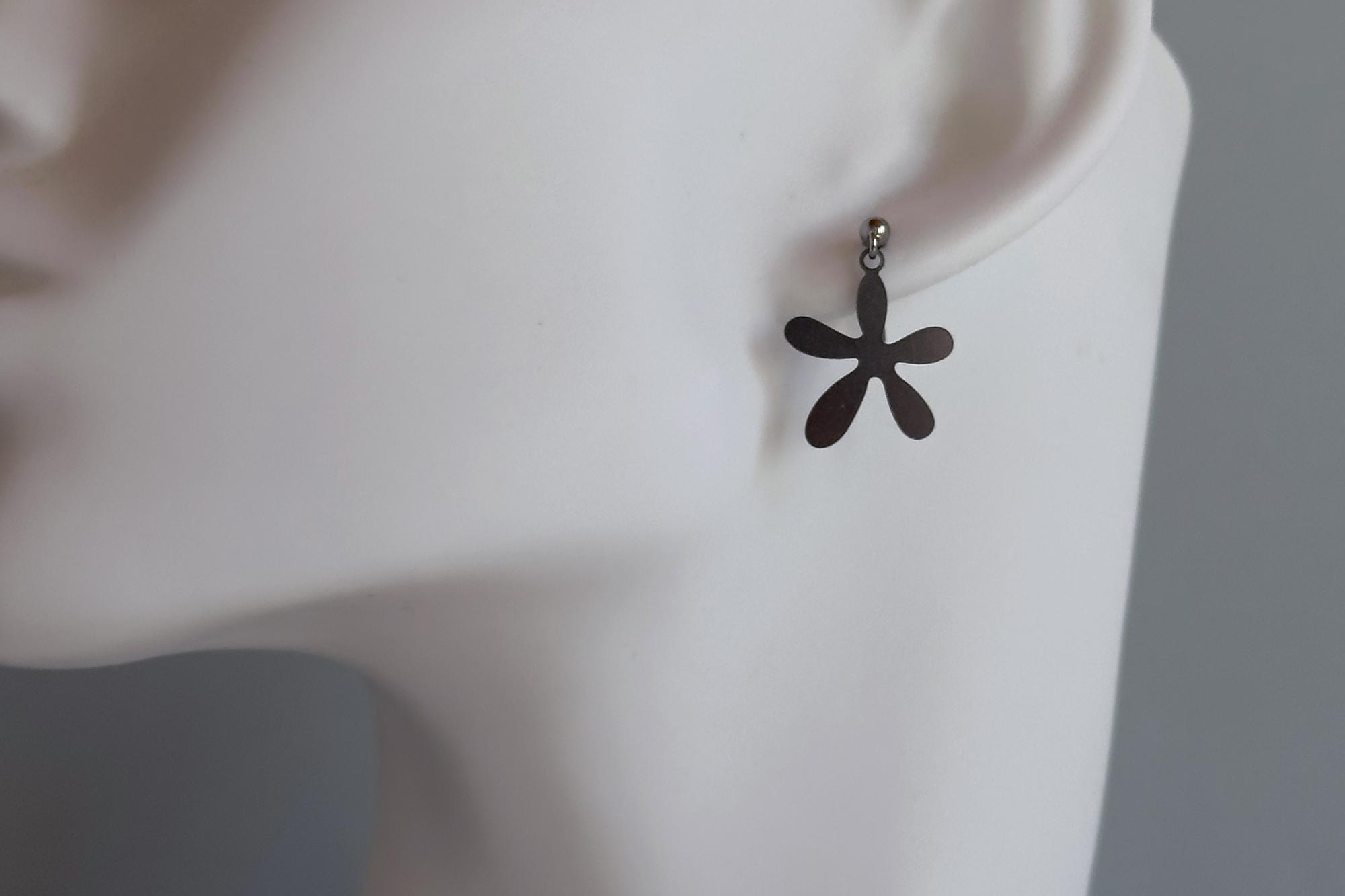 серьги стальные ромашки