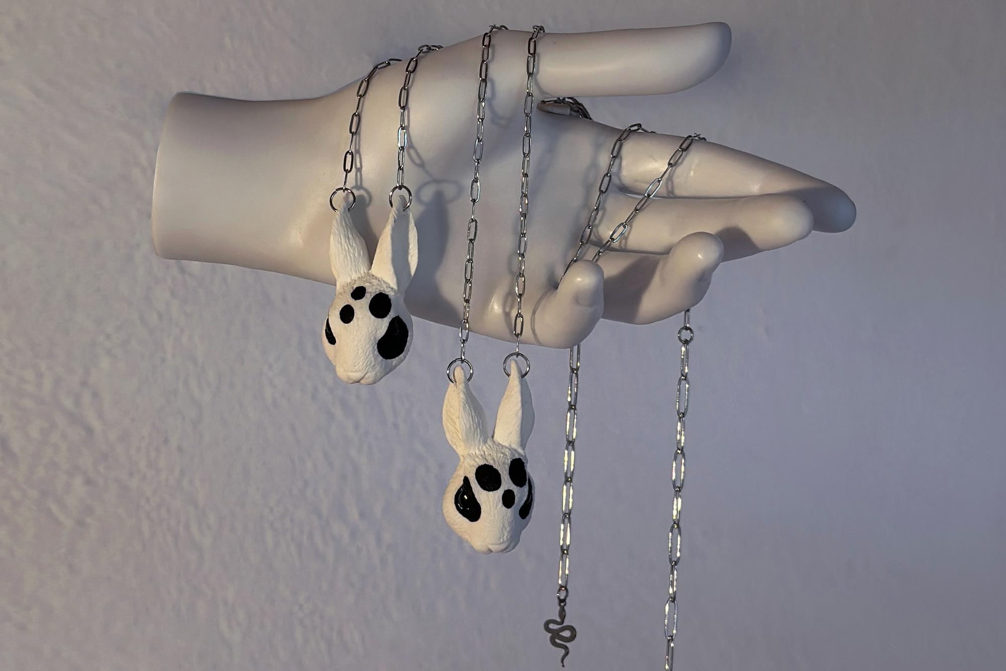 кулон пятнистый кролик