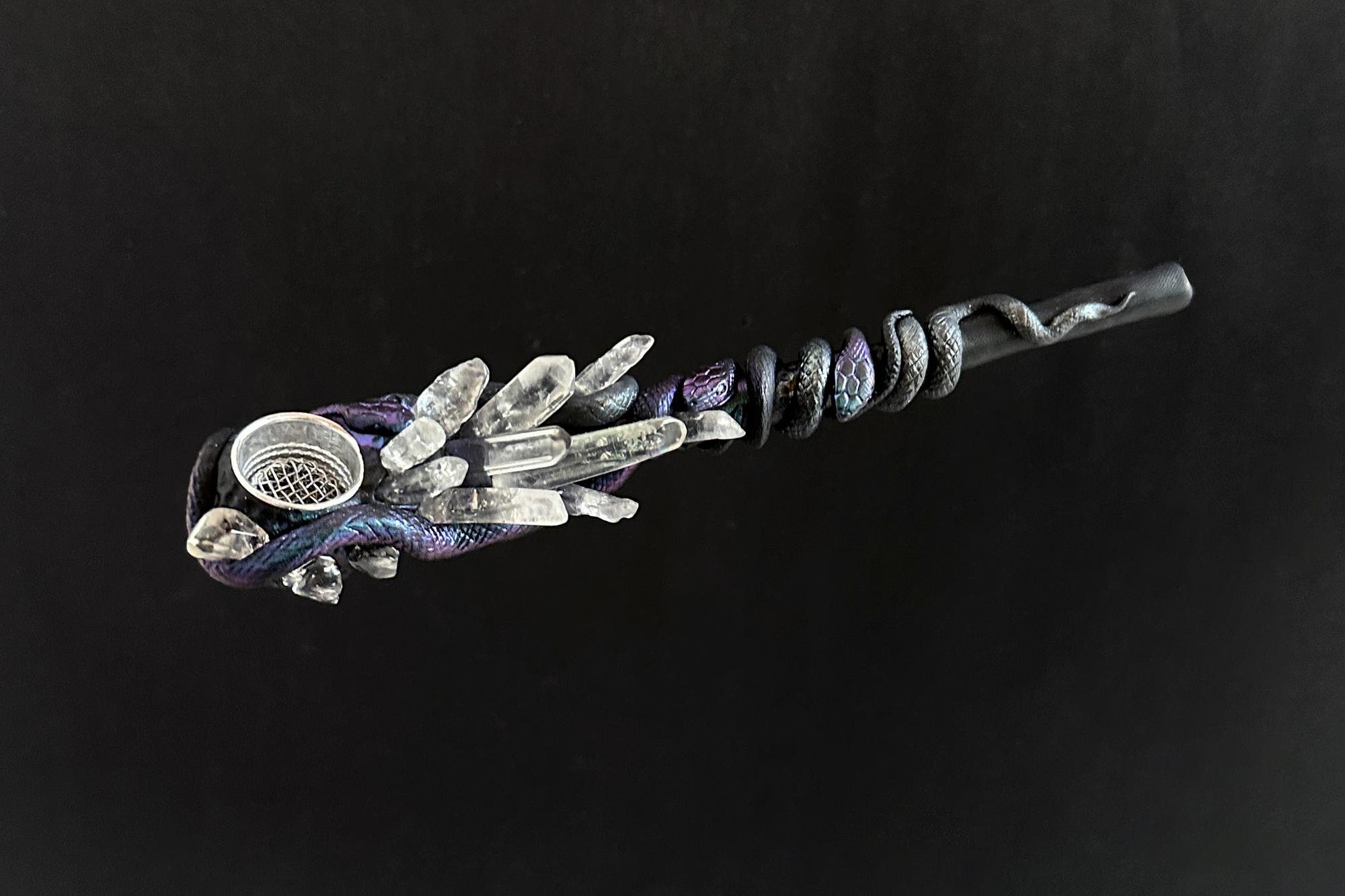 трубка со змеями и горным хрусталем