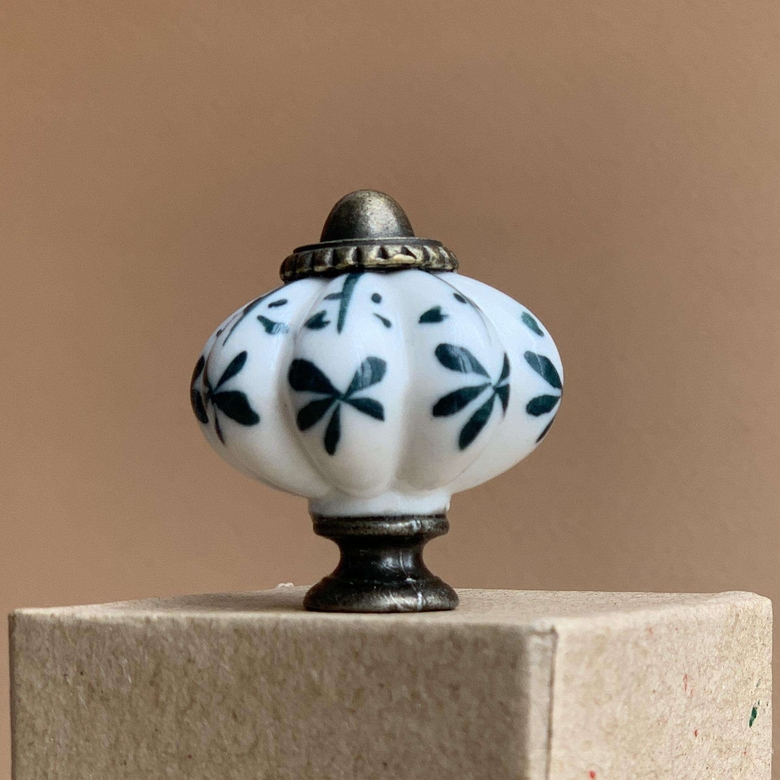 Мебельная ручка из керамики с зеленым рисунком