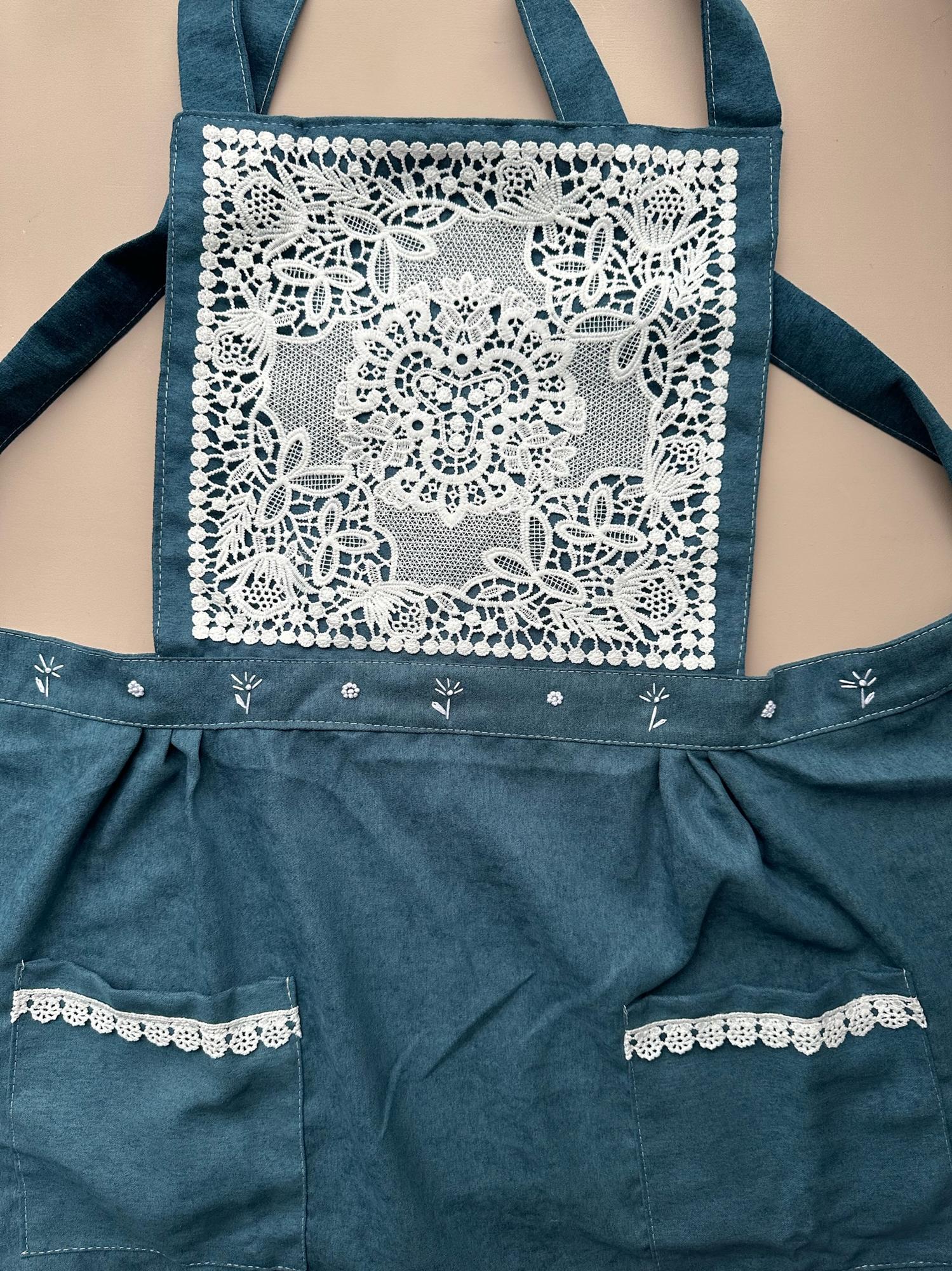 Фартук с кружевом и ручной вышивкой