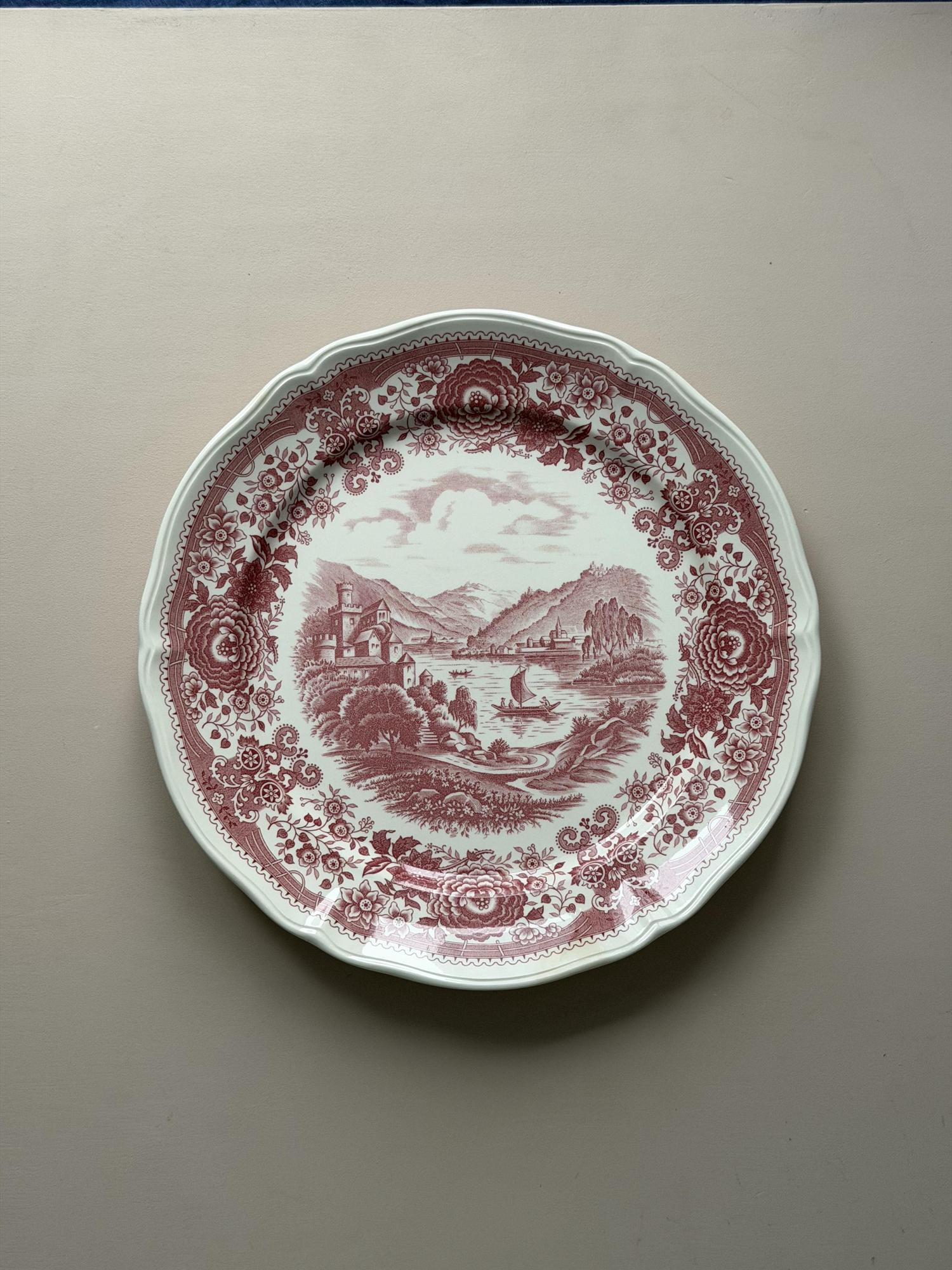 Тарелка с брусничным рисунком, подстановочная