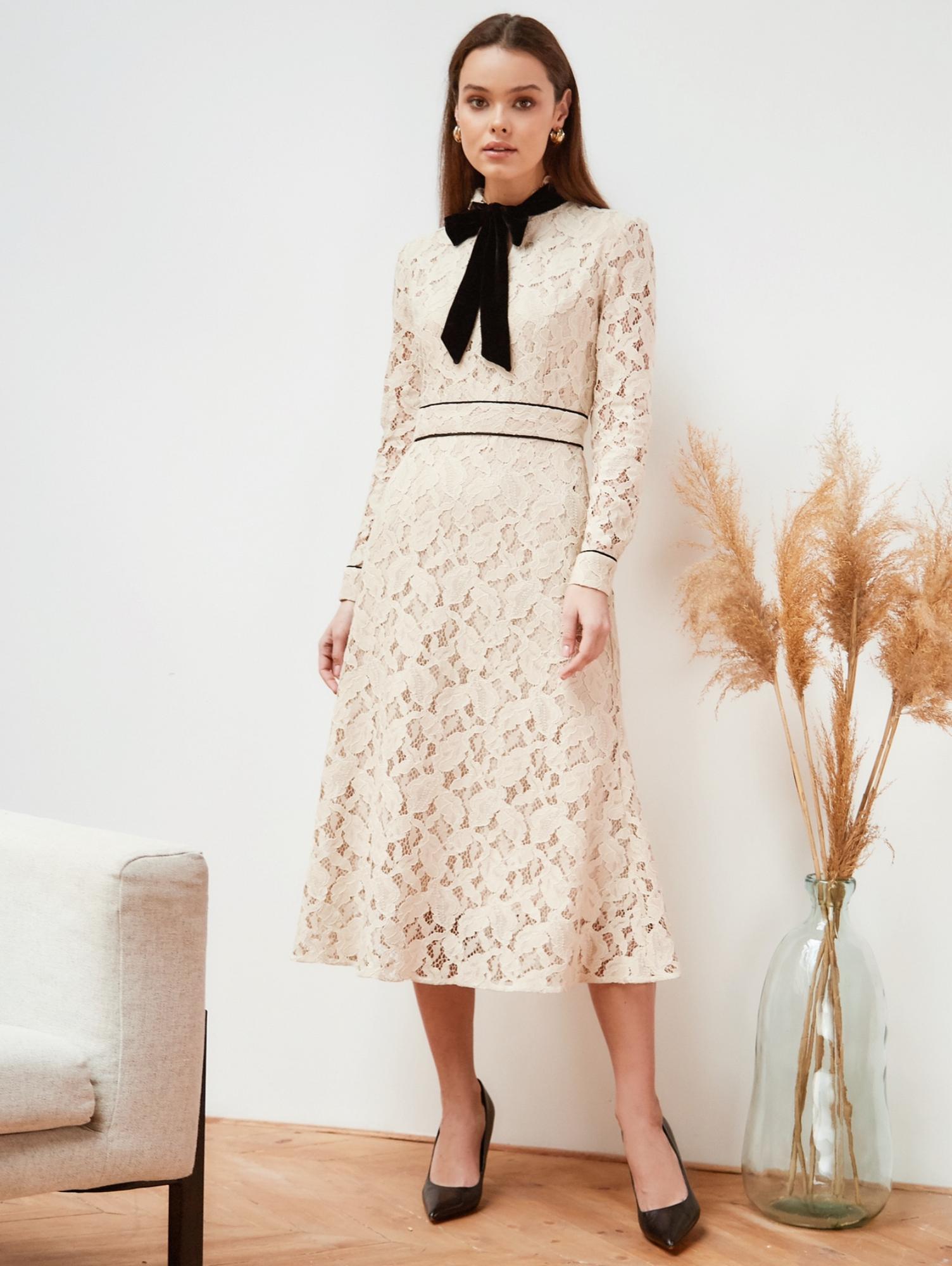 Платье из кружева сливочного цвета