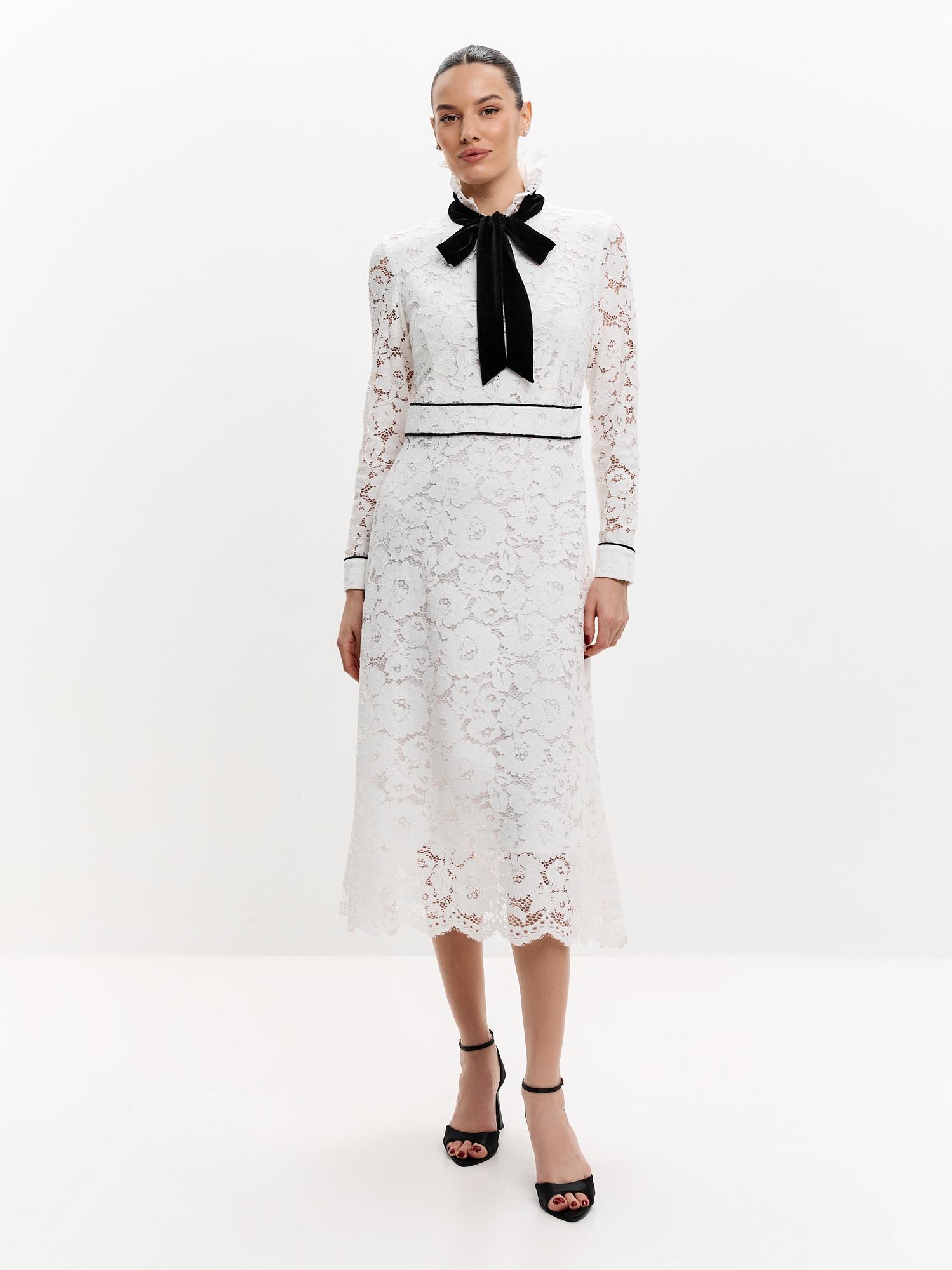 Платье из кружева молочного цвета