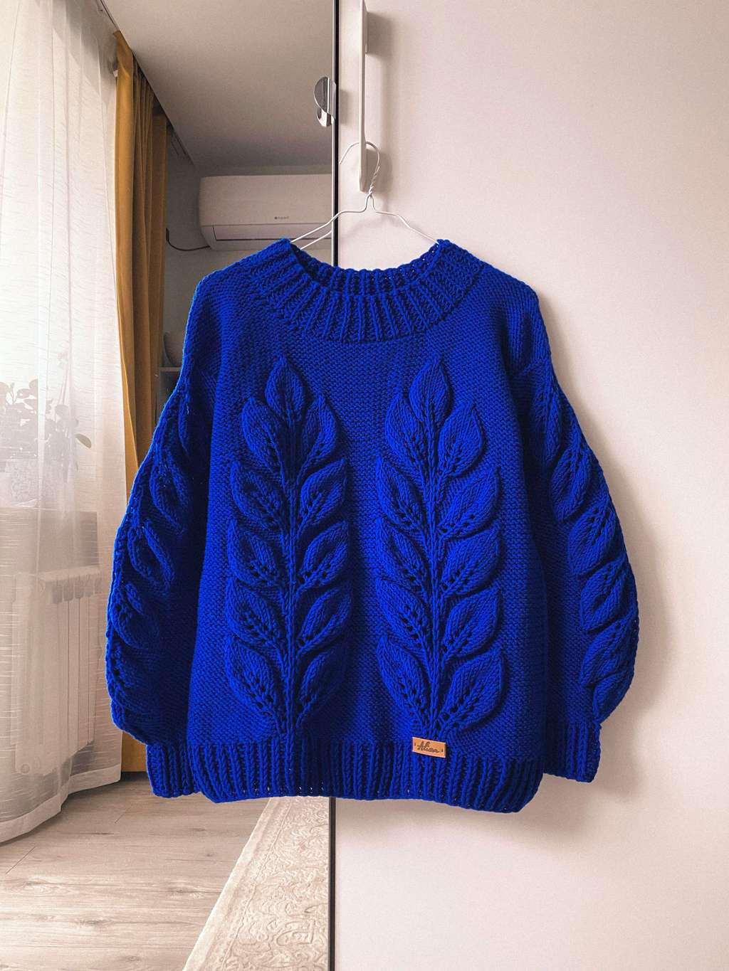 Свитер «листья» василёк