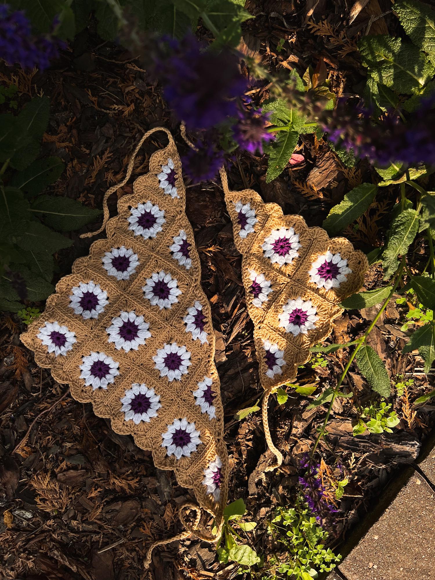 Косынка с цветами песочная