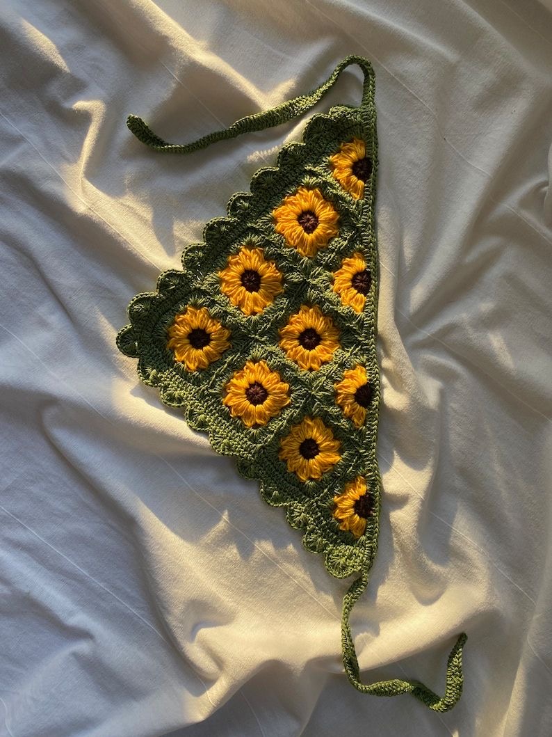 Косынка с подсолнухами зеленая