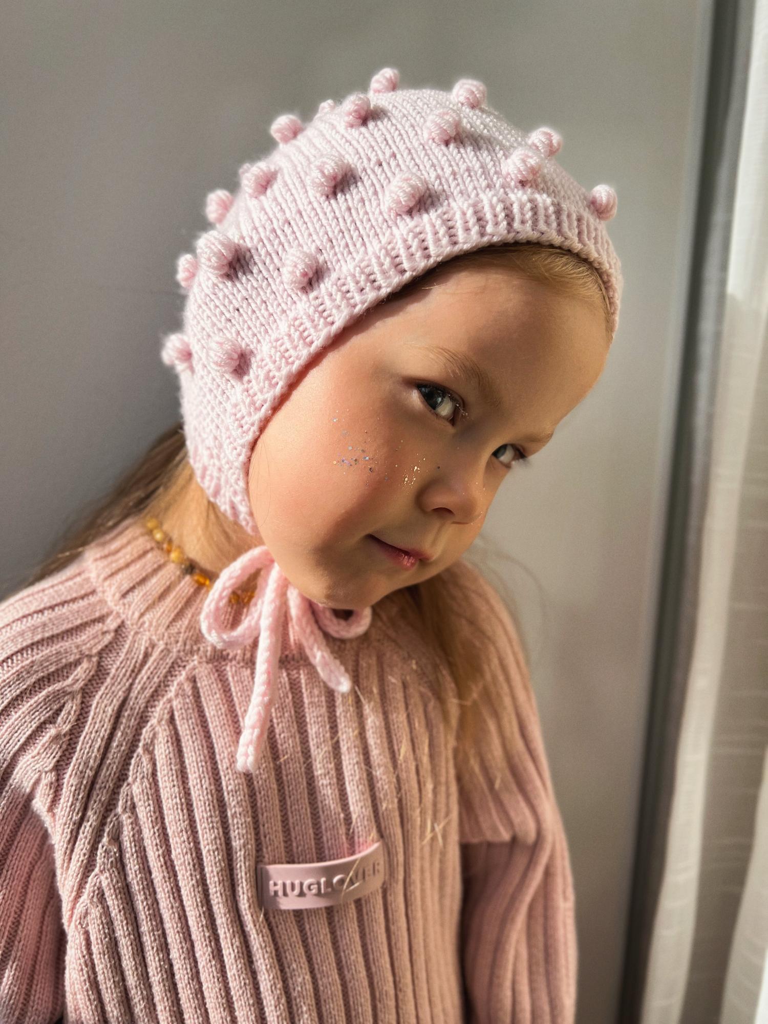 Чепчик из итальянского мериноса с шишечками, розовый
