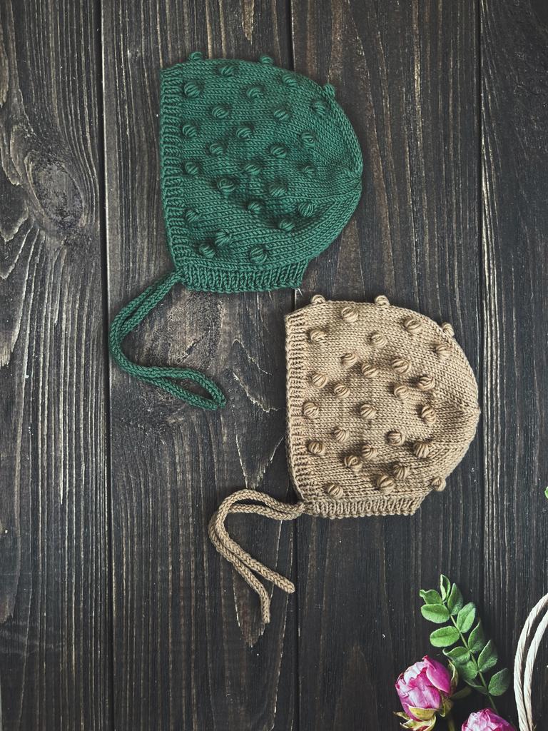 Чепчик из итальянского мериноса с шишечками, бежевый