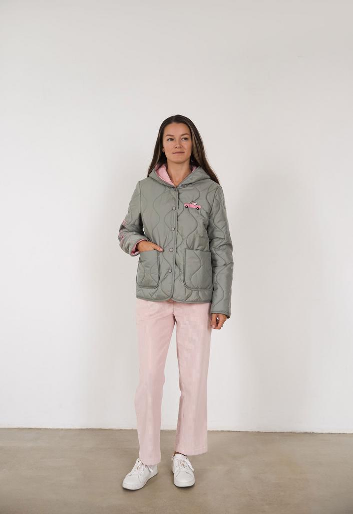 Куртка с капюшоном в зеленом цвете