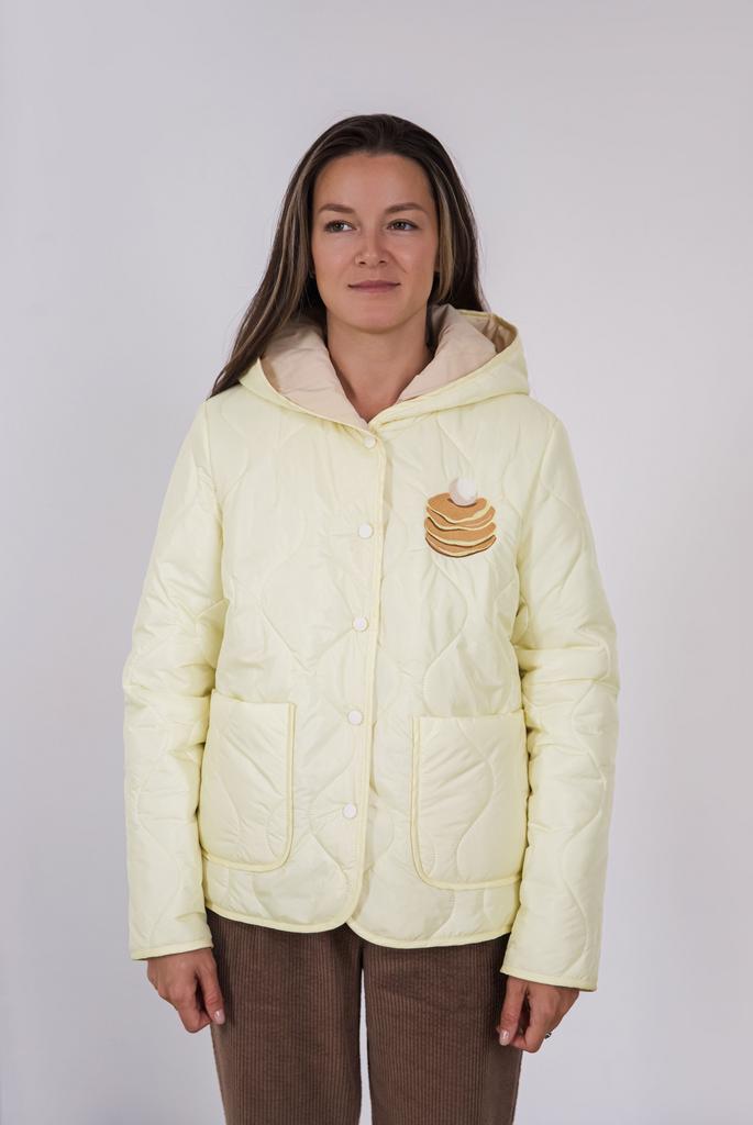 Куртка с капюшоном в желтом цвете