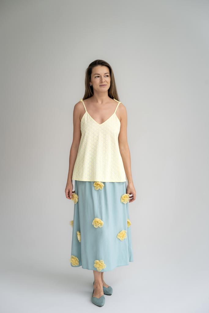 Топ из шитья желтый