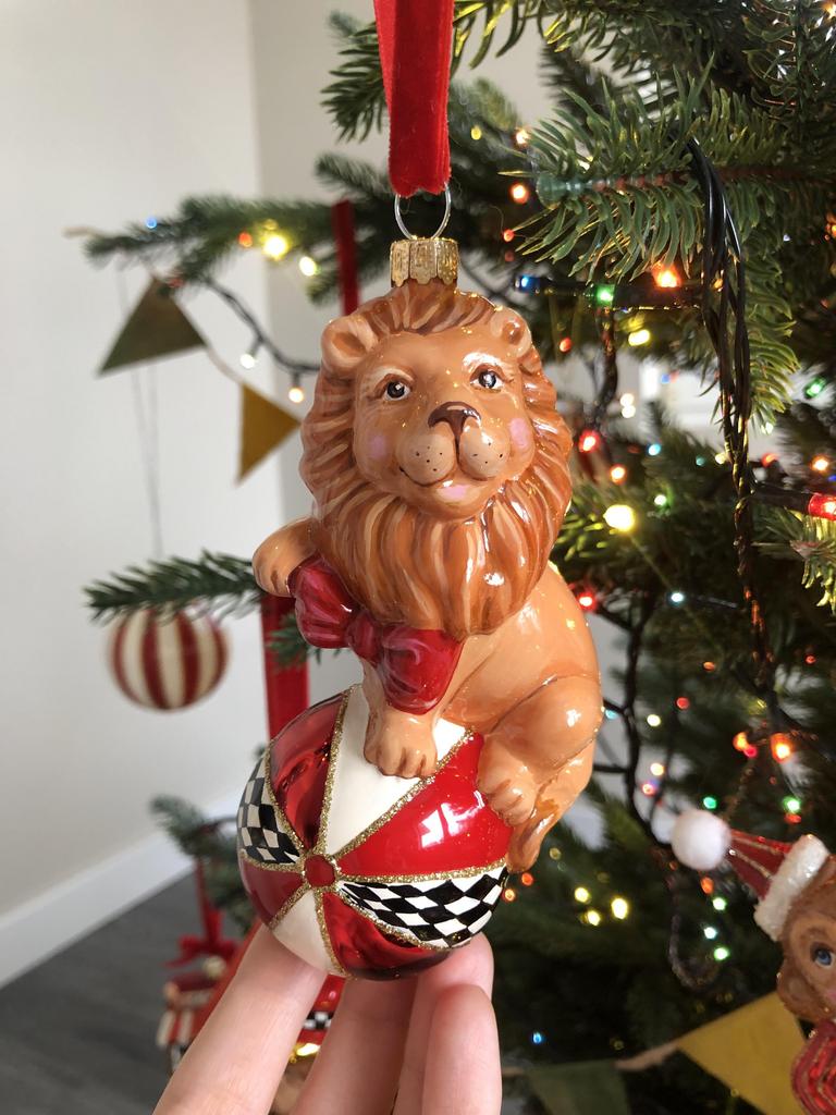 Елочная игрушка лев на шаре