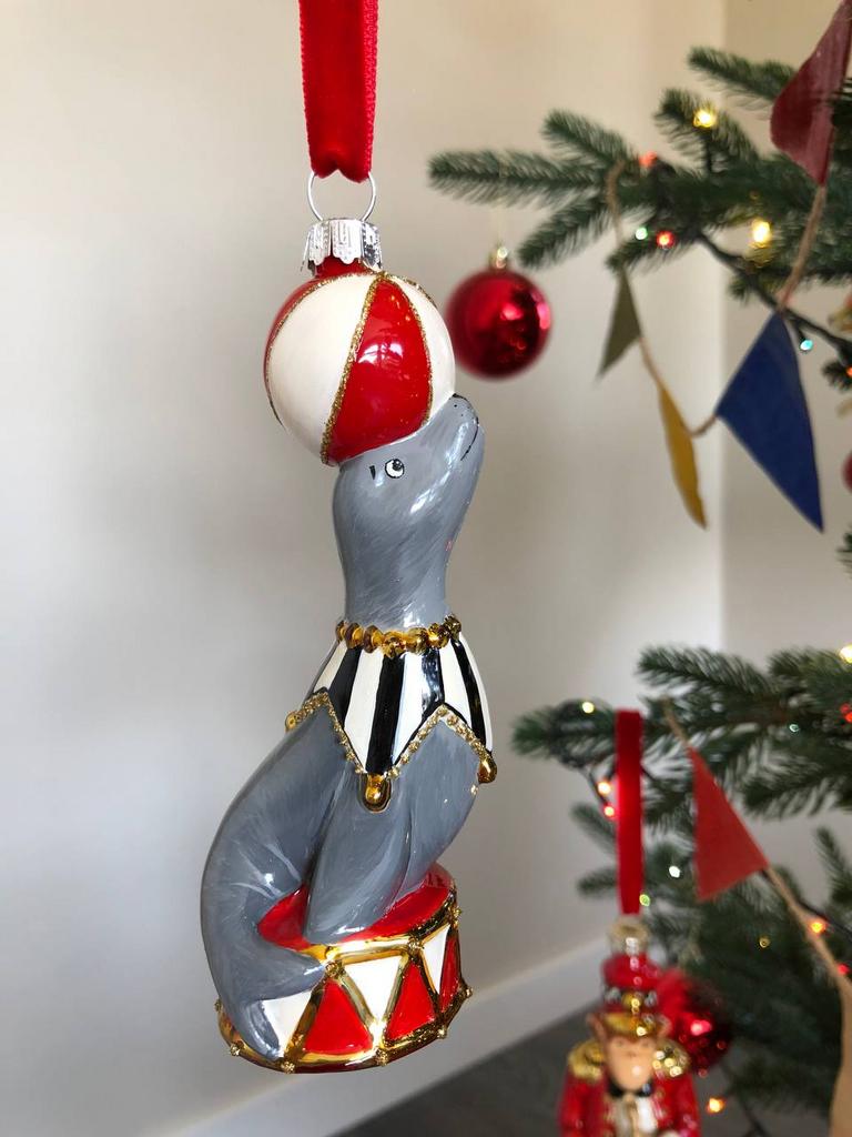 Елочная игрушка тюлень с полосатым воротником