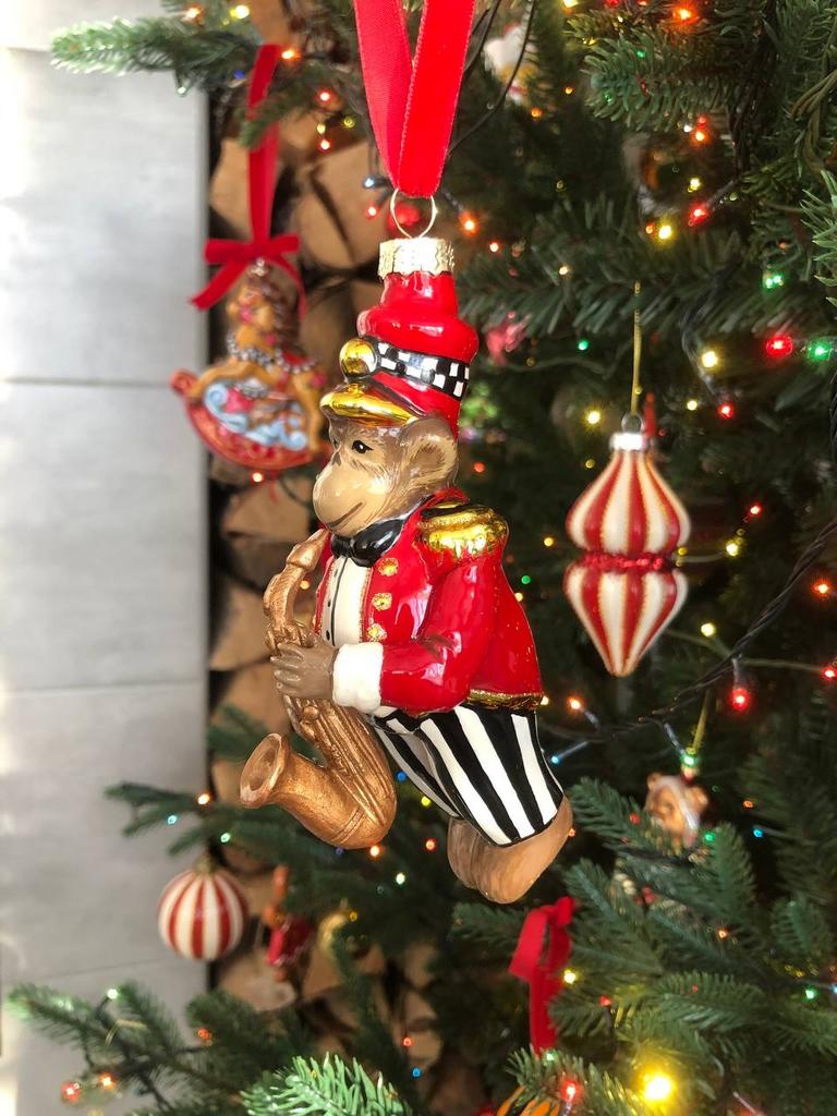 Елочная игрушка обезьяна с саксофоном