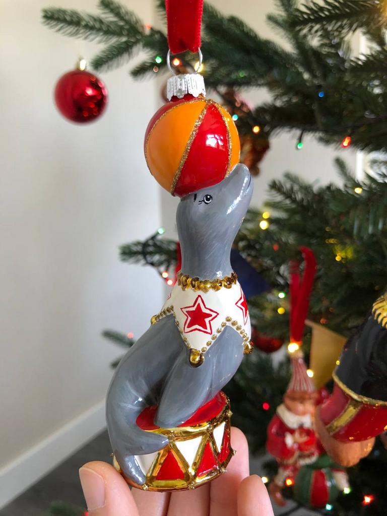 Елочная игрушка тюлень с желтым шаром