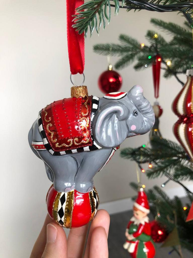 Елочная игрушка слон на шаре с красной накидкой