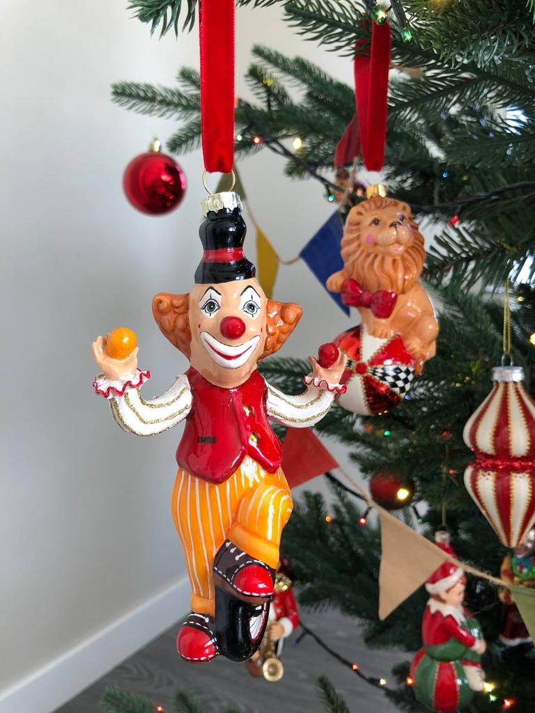 Елочная игрушка клоун в красной жилетке