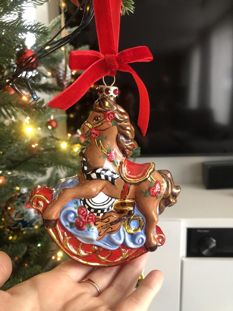 Елочная игрушка лошадка рыжая с золотом