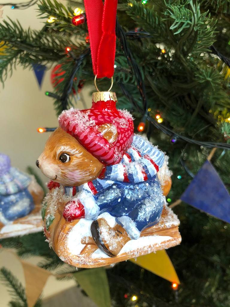 Елочная игрушка белка на санках синяя