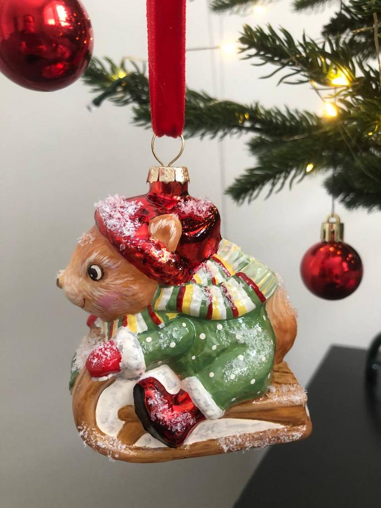 Елочная игрушка белка на санках зеленая