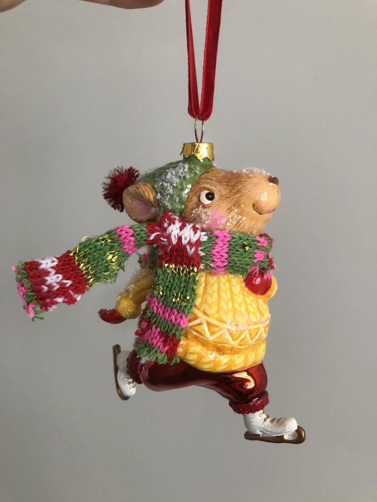 Елочная игрушка мышонок на коньках