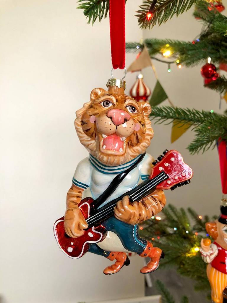 Елочная игрушка тигр гитарист
