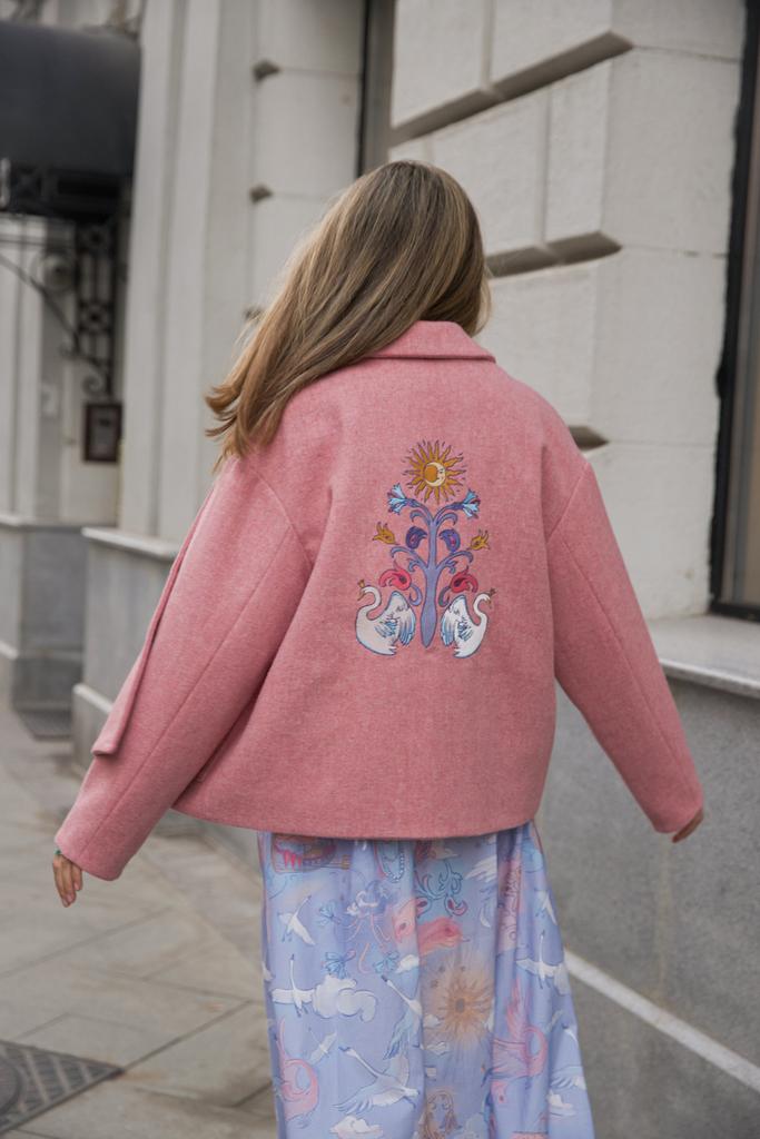 Пальто с вышивкой розовое