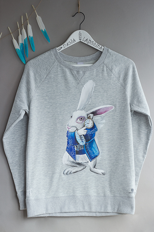 Свитшот с росписью - The White Rabbit