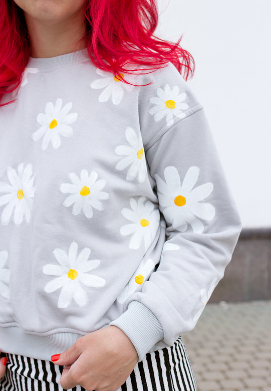 Серый свитшот с росписью - Ромашки