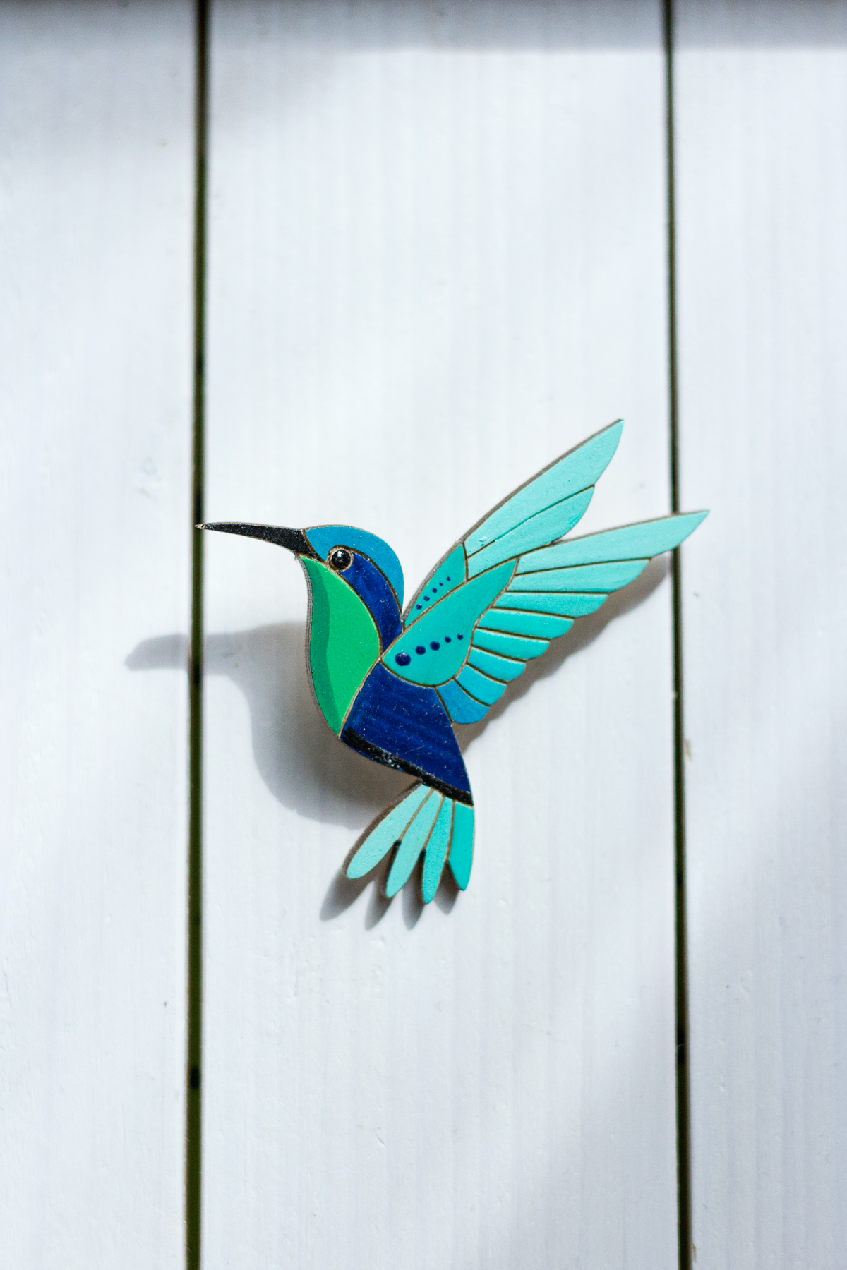 Деревянная брошь с росписью - Разноцветные колибри