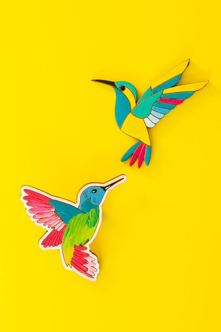 Деревянная брошь с росписью - Разноцветные колибри