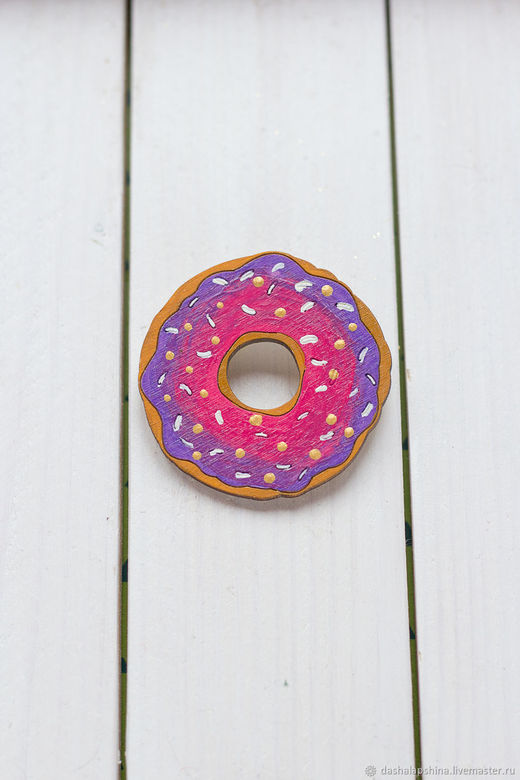 Деревянная брошь с росписью - Розовый пончик. Pink Donut